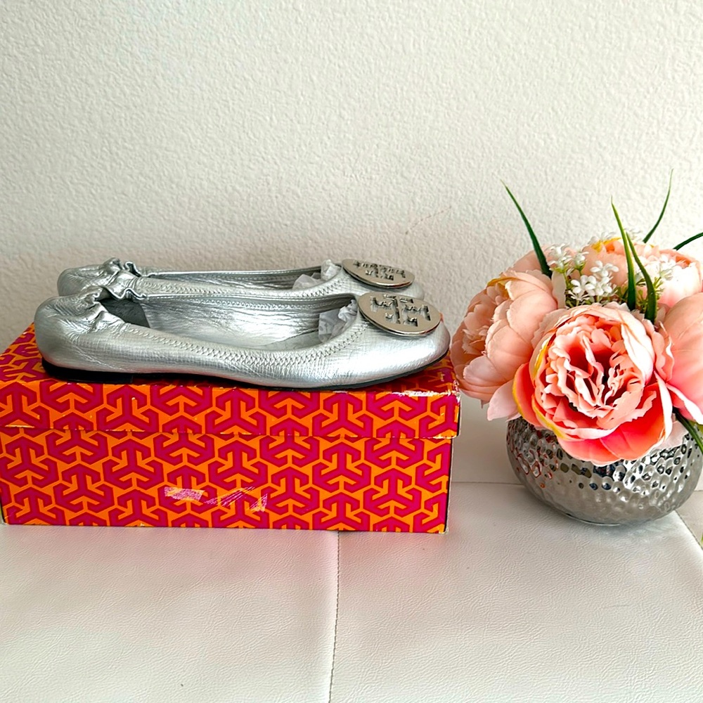 Tory Burch Silver Metallic Reva Flats size 8.5